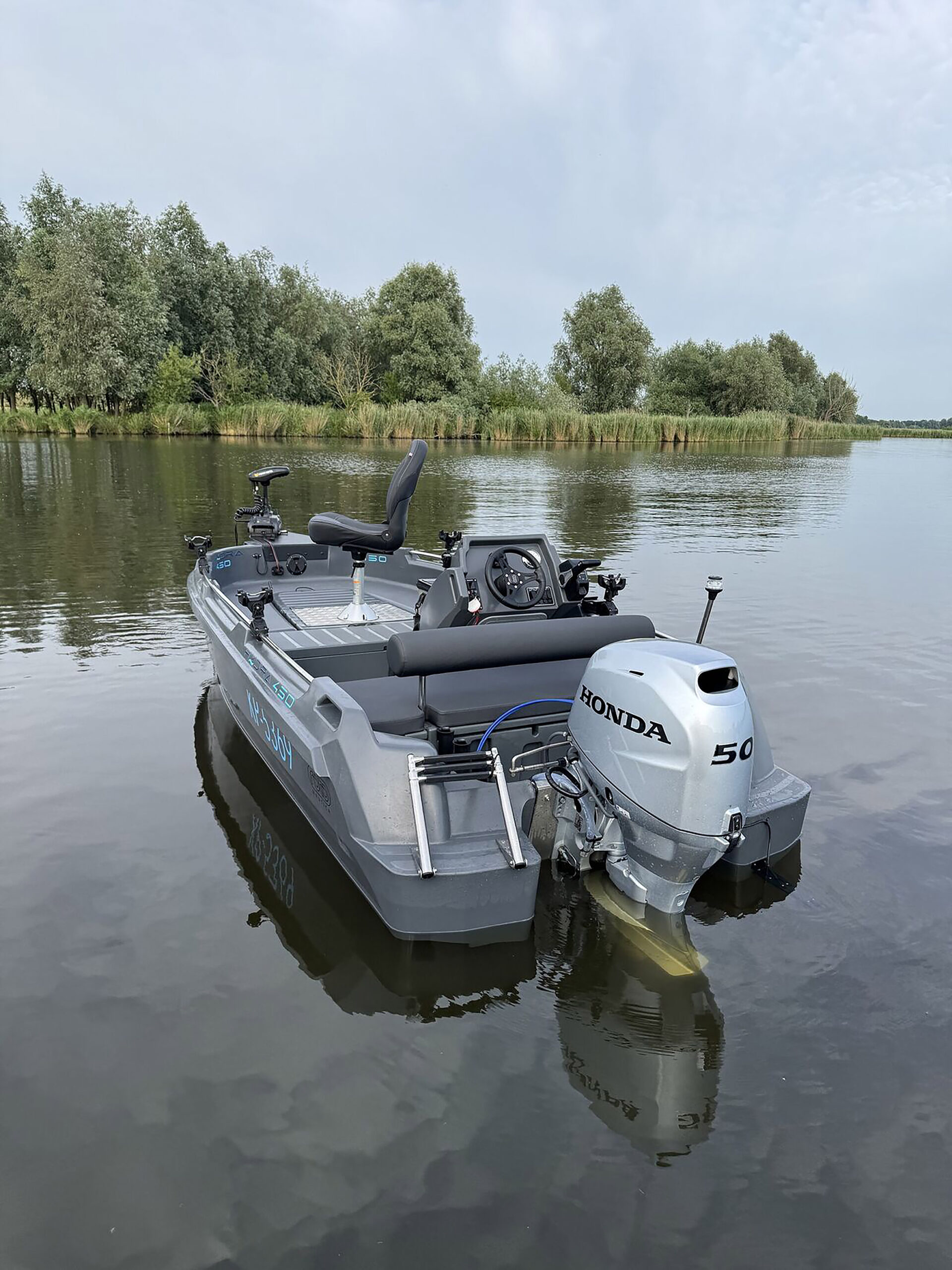 Hydra 450 Fishing - In Water